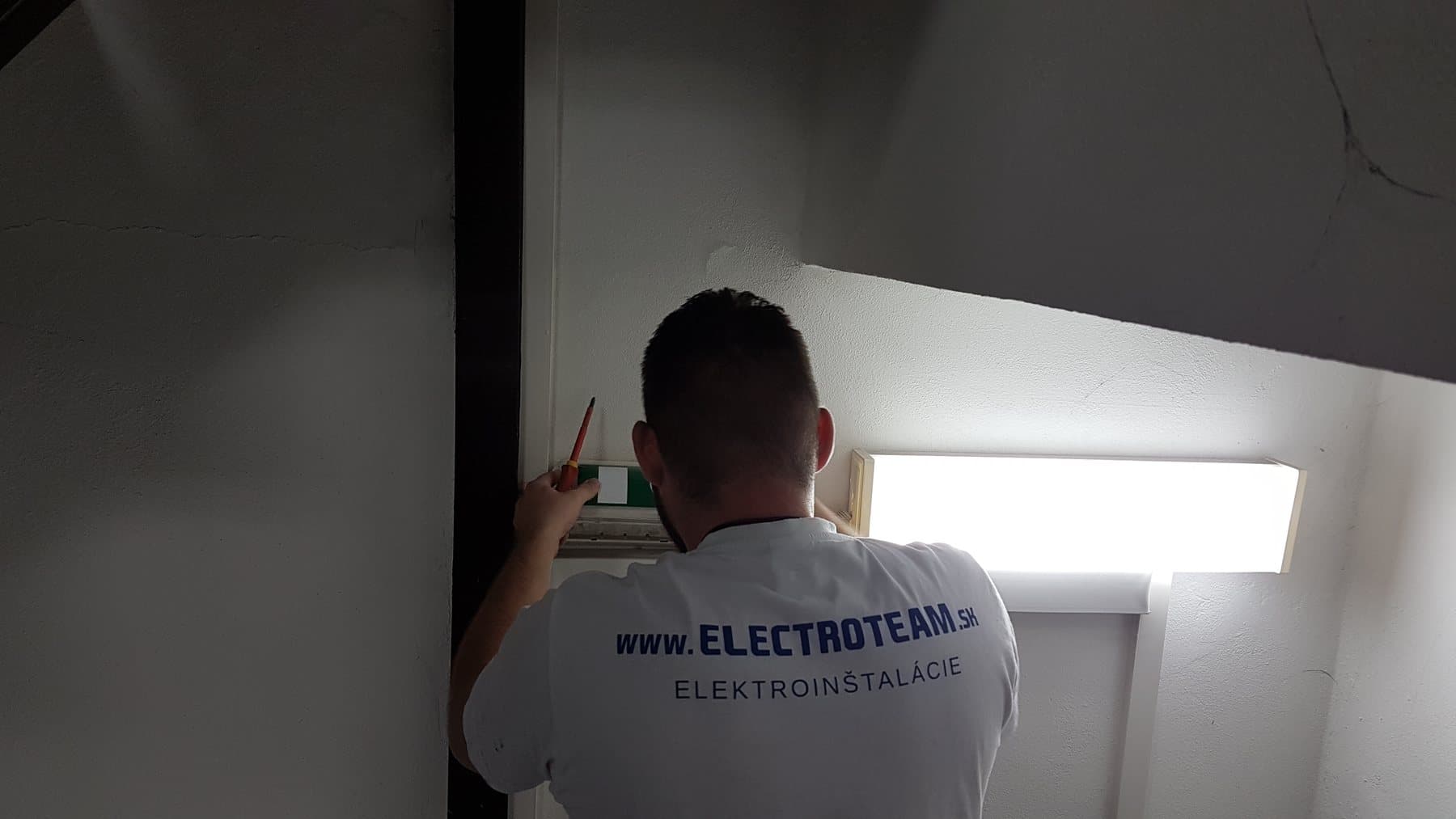 Technik Electro Team pri montáži osvetlenia